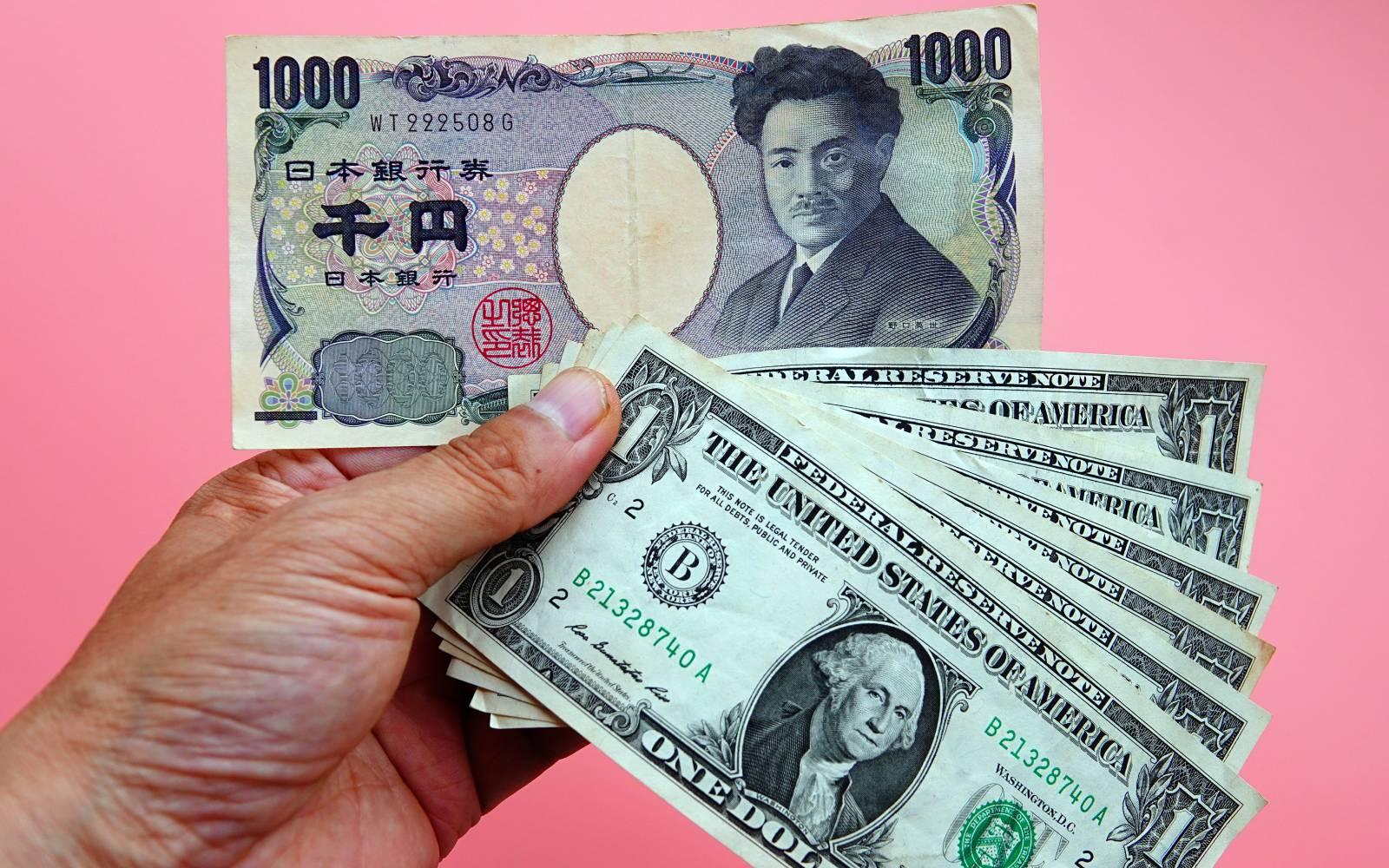 Dollar barges past 161 yen, sets sights on quarterly rise | FMT